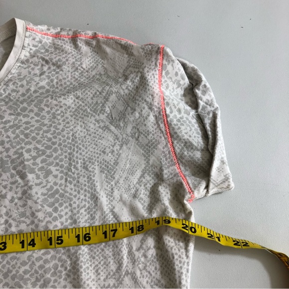 Lululemon Weekend Short Sleeve Desert Snake White Silver Fox / White size 10 - Picture 11 of 11